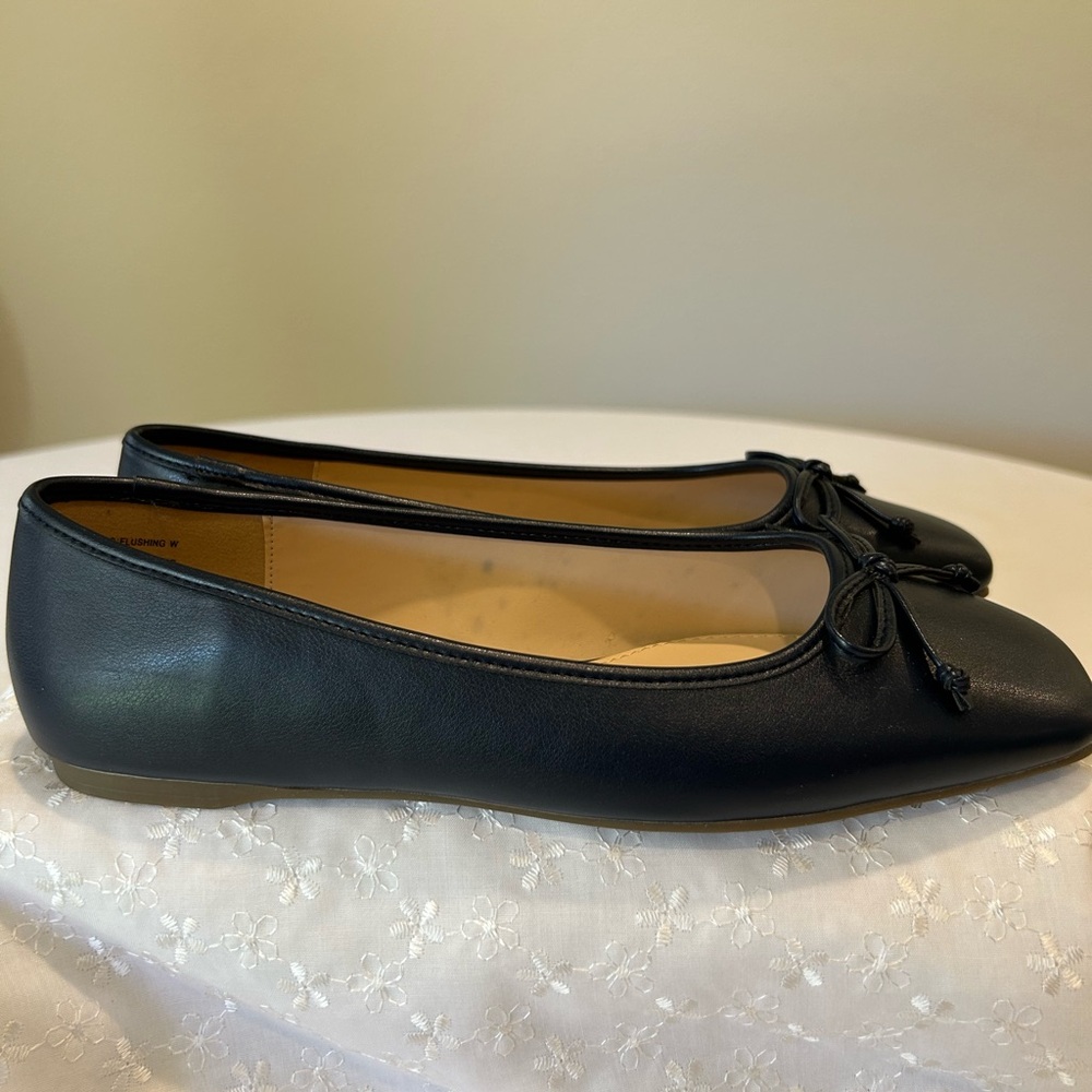Liz Claiborne Black Flats Sleek Design